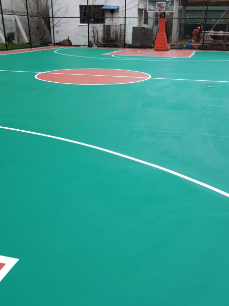 美兰 球场长期使用易出现地面开裂